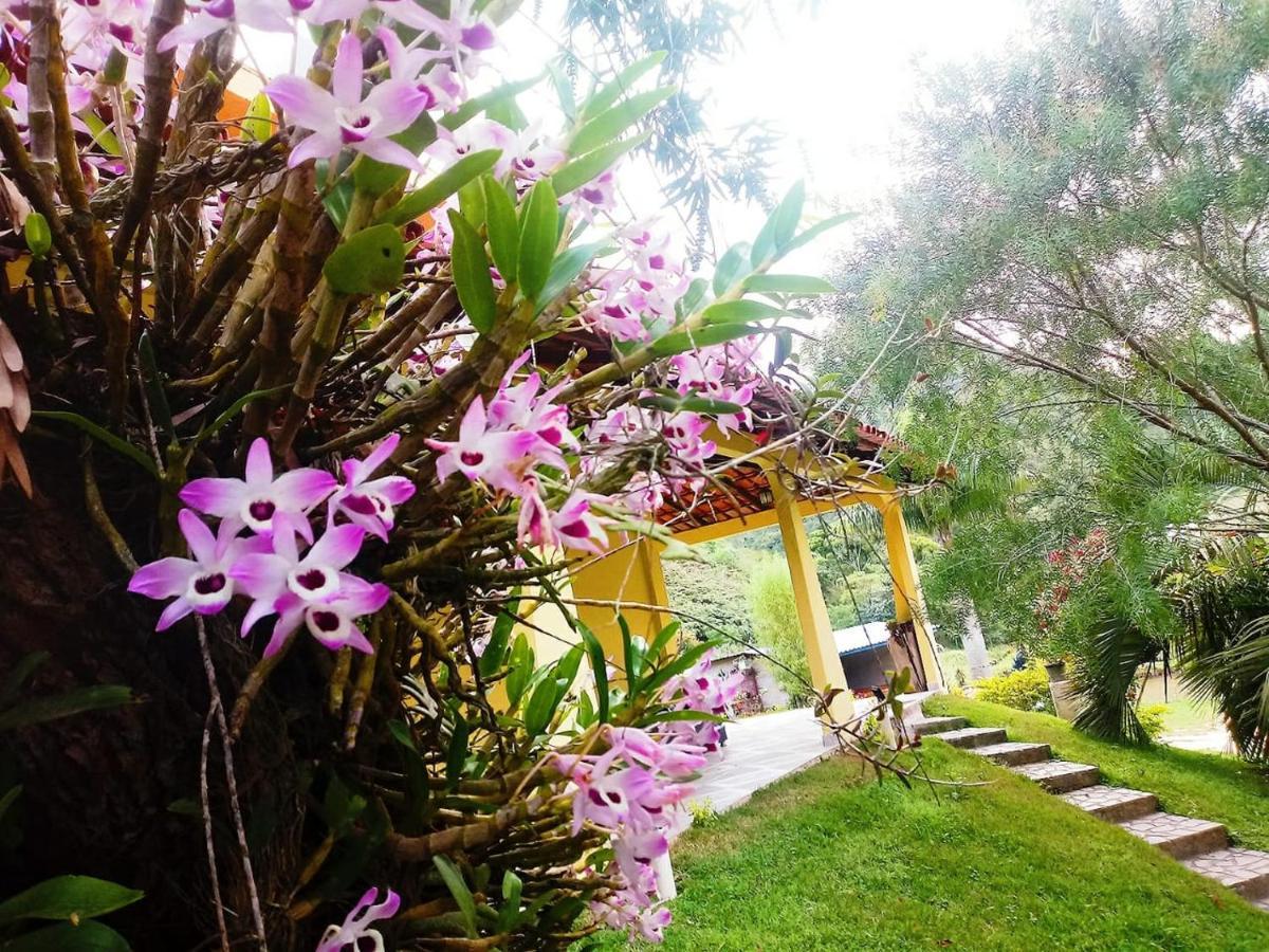 Casa Com Flores Pedra Azul  Bagian luar foto